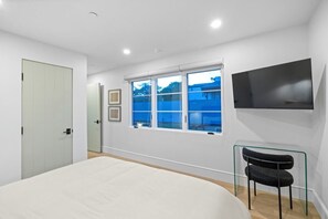 2 Schlafzimmer, Schreibtisch, Bügeleisen/Bügelbrett, Reisekinderbett