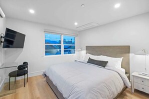 2 Schlafzimmer, Schreibtisch, Bügeleisen/Bügelbrett, Reisekinderbett