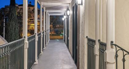 Casa Jardin Unit 13-Boutique Suite in Downtown Santa Barbara