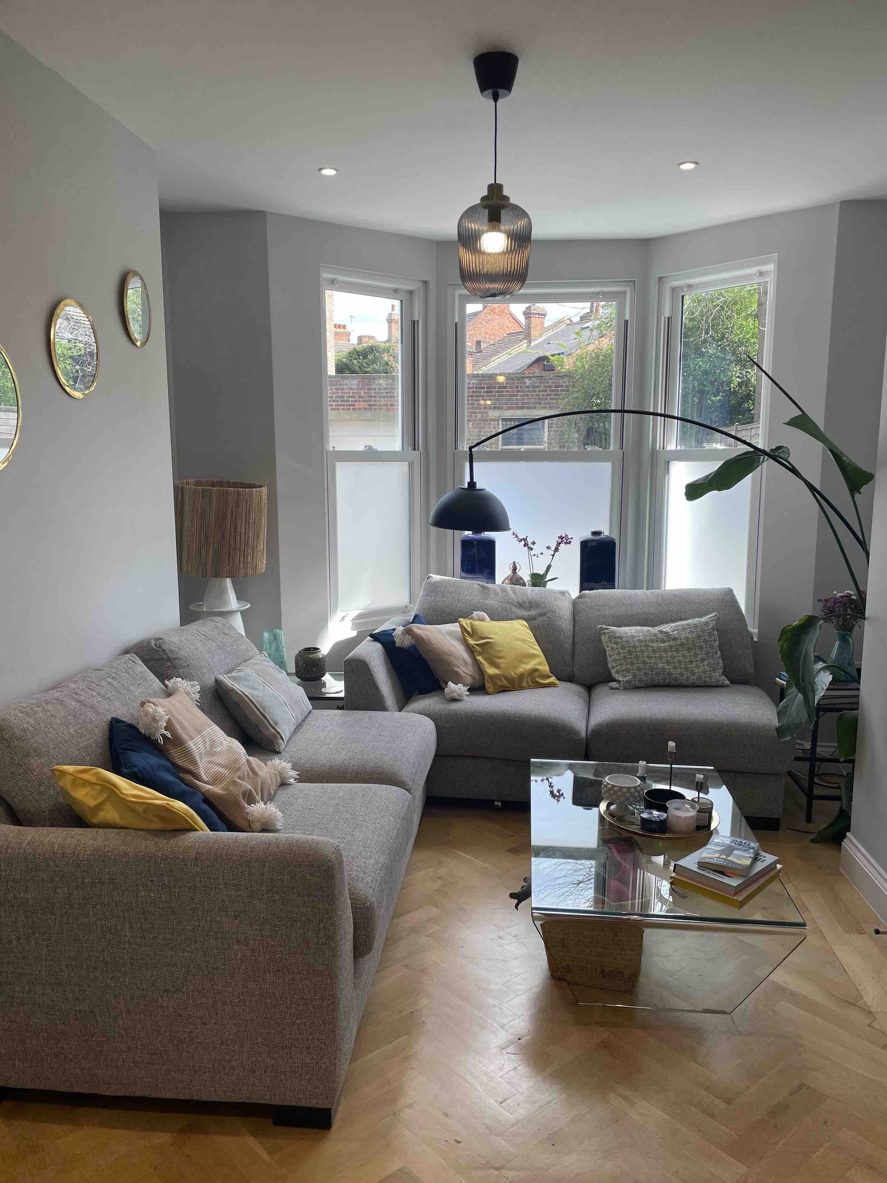 Bordtennisbord, bøger, stereoanlæg, printere