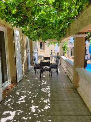Outdoor dining - Villa Vacances (Paulhan)