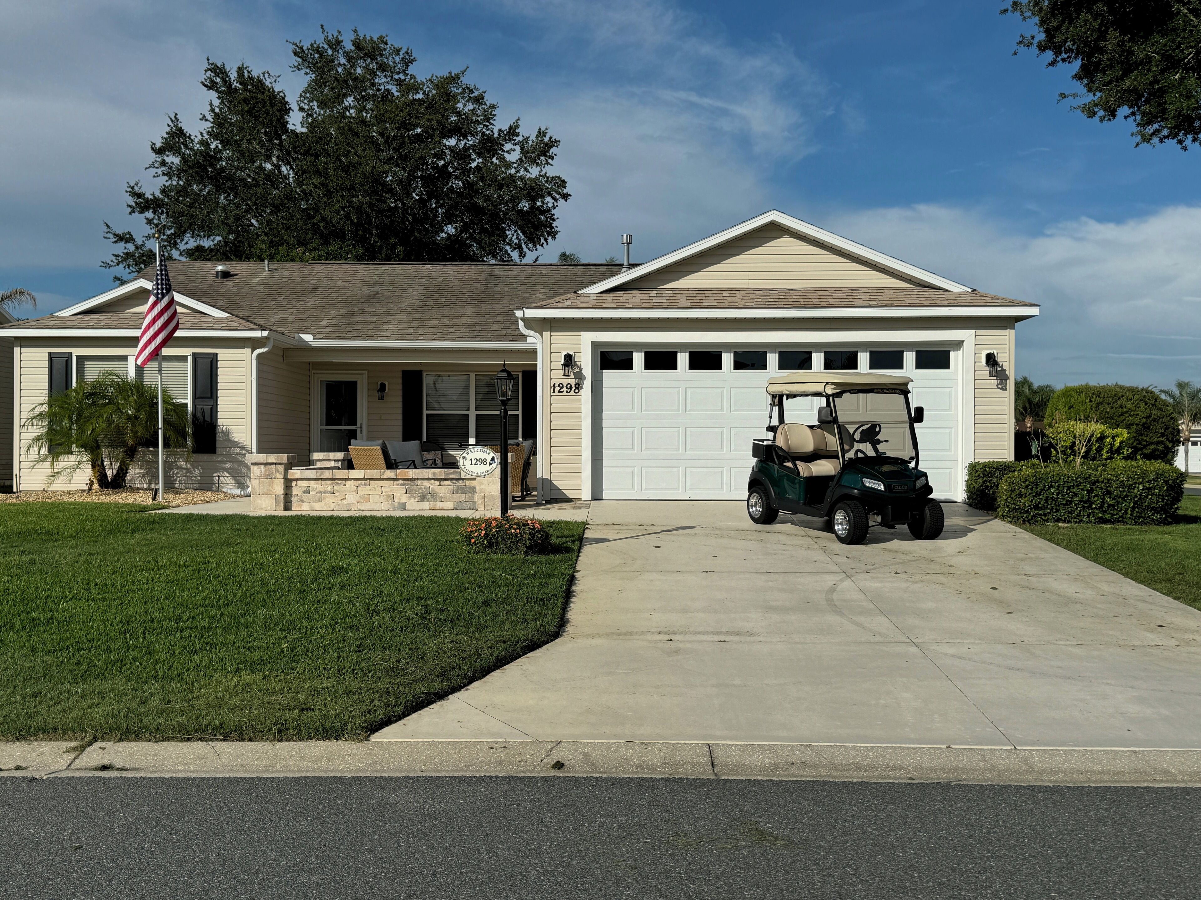 Beautiful Home Close to Lake Sumter Landing! Golf Cart, BBQ Grill & Free WIFI