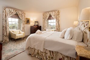 4 bedrooms, travel crib, WiFi, bed sheets