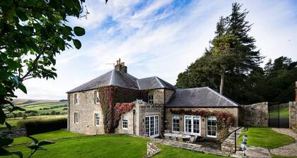 Broadgate Farmhouse - sleeps 8 in 4 bedrooms