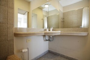 Bathroom - Spacious 5BR Classic Apt in Palermo (Buenos Aires)