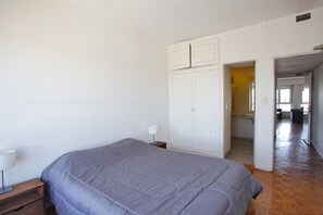 4 bedrooms, bed sheets - Spacious 5BR Classic Apt in Palermo (Buenos Aires)