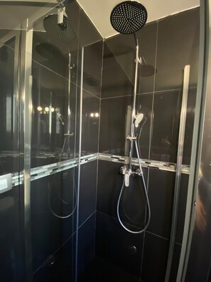 Douche, sèche-cheveux, serviettes fournies, savon
