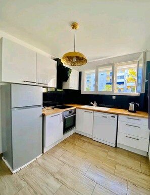 Réfrigérateur, micro-ondes, four, plaque de cuisson