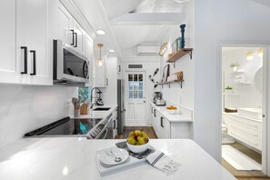 Geladeira, micro-ondas, fogão, cooktop
