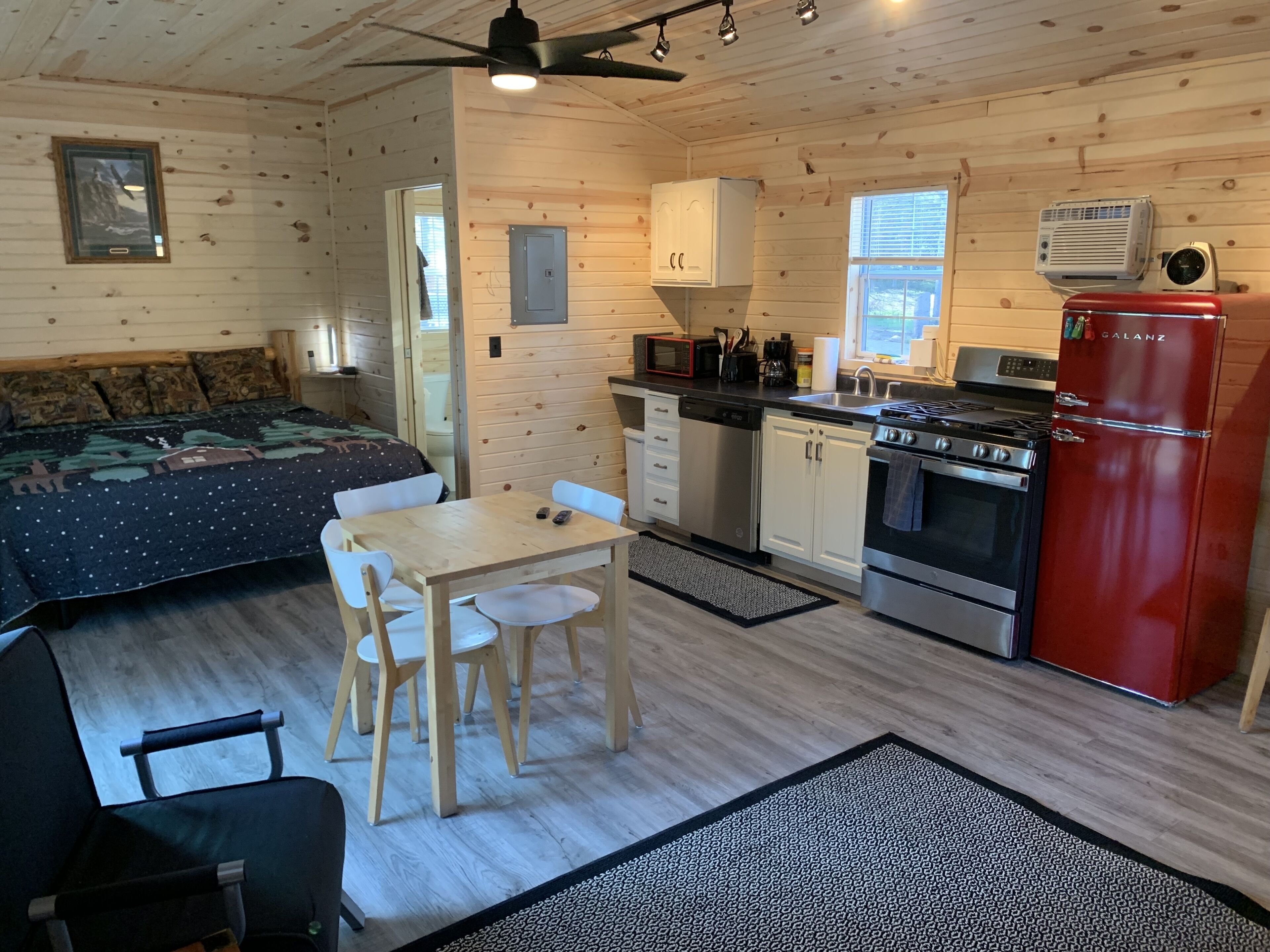 Cabin Shadow.  Small newly refurbished cabin steps away from the Baptism River