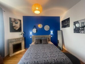 2 chambres, bureau, accès à Internet, literie fournie