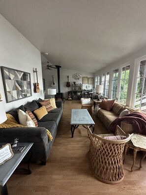 Smart-TV, Kamin, DVD-Player, Bücher