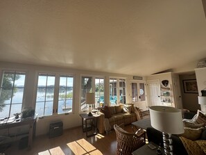 Smart-TV, Kamin, DVD-Player, Bücher