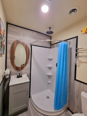 Dusche, Haartrockner, Handtücher, Seife