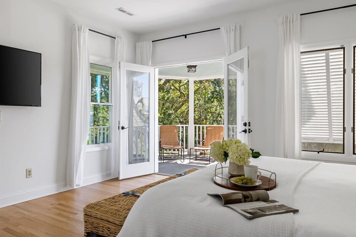 Walk to Beach, 4 br - The Commodore by Portoro