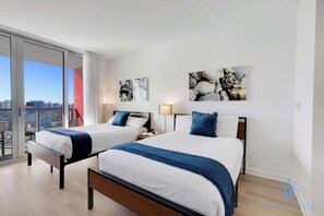 Een bureau, een strijkplank/strijkijzer, reisbedje, wifi