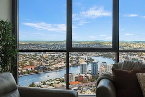4 Bedrooms & 3 Bathrooms - Uniquely high with views all the way out to the ocean - Spacious 4 Bedroom Sub Penthouse with Ocean Views (Brisbane City)