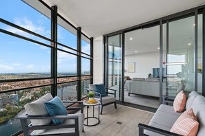 TV, books, offices - Huge 4 Bedroom Sub Penthouse|Rare Ocean Views (Brisbane City)