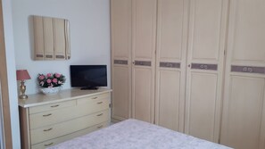 1 habitación, escritorio, tabla de planchar con plancha y wifi gratis 