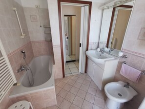 Haartrockner, Bidet, Handtücher, Seife