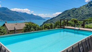 Una piscina con vistas a un lago y montañas.