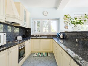 Een koelkast, een magnetron, een oven, een vaatwasser