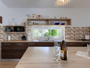 Frigorifero, microonde, forno, piano cottura