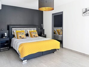 4 Schlafzimmer, Schreibtisch, Bügeleisen/Bügelbrett