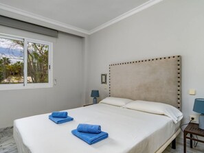1 bedroom, desk, iron/ironing board, WiFi - Dama de noche by Interhome (Marbella)