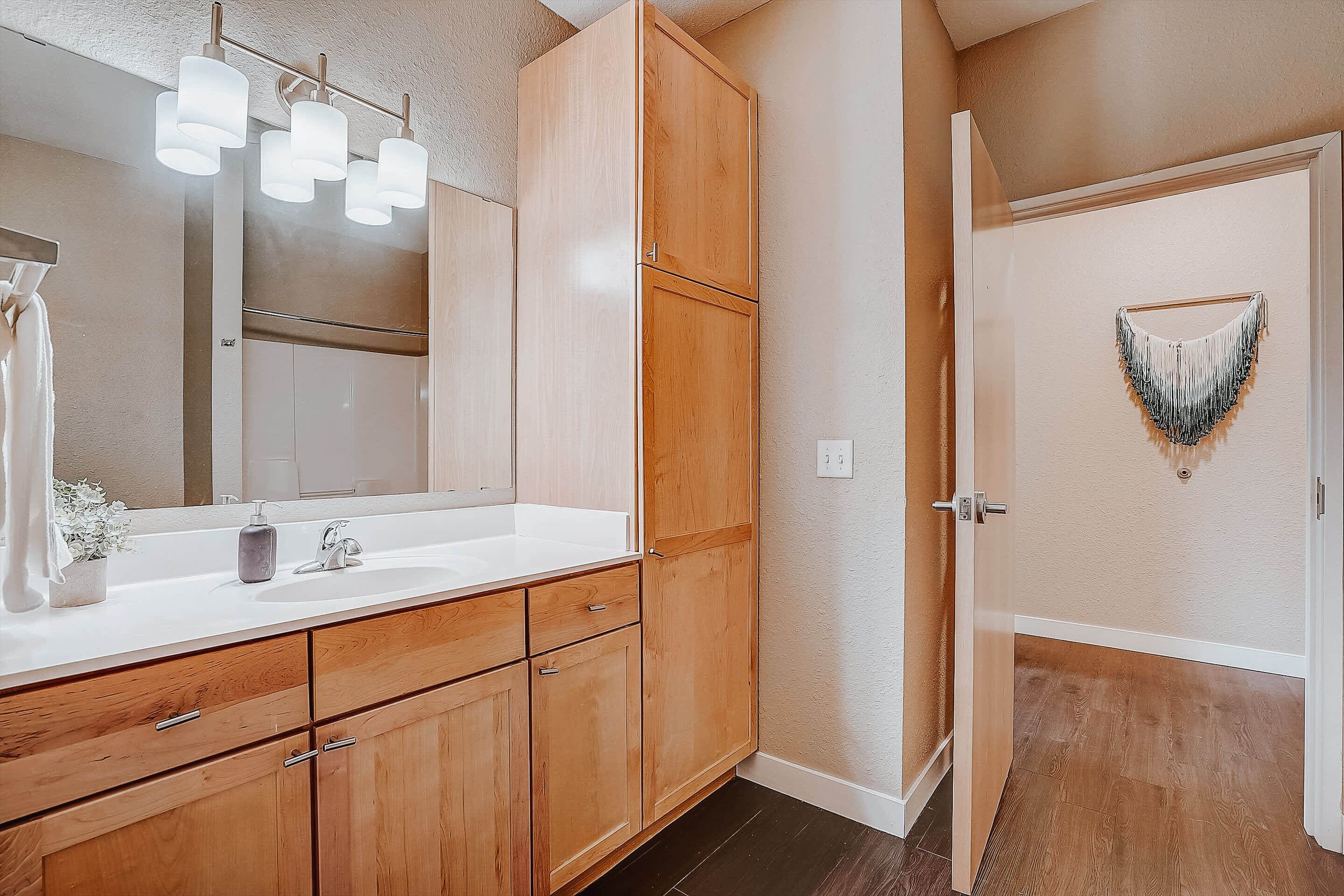 Frontdesk | Bright Studio Apt by Ventura Village