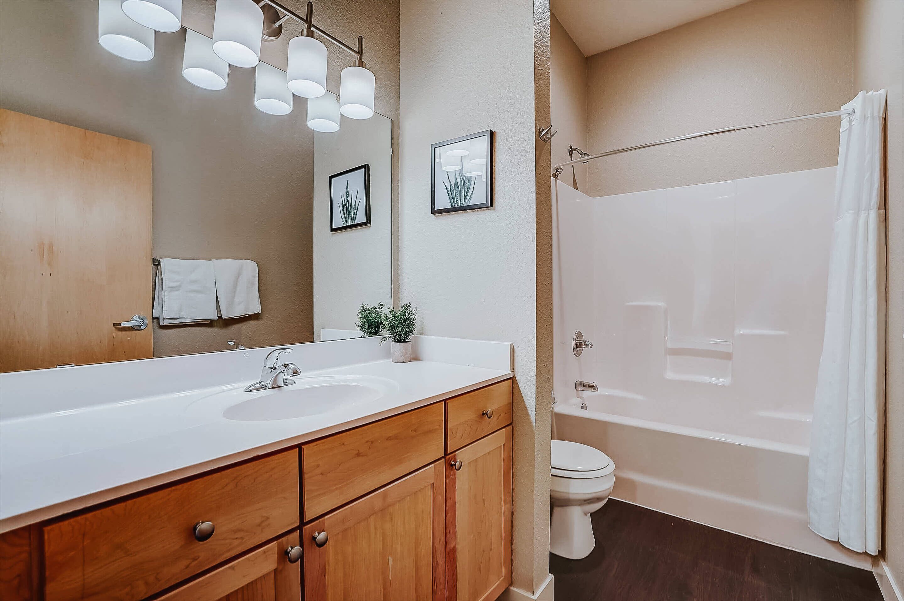 Frontdesk | Beautiful Calm Studio Apt near Uptown