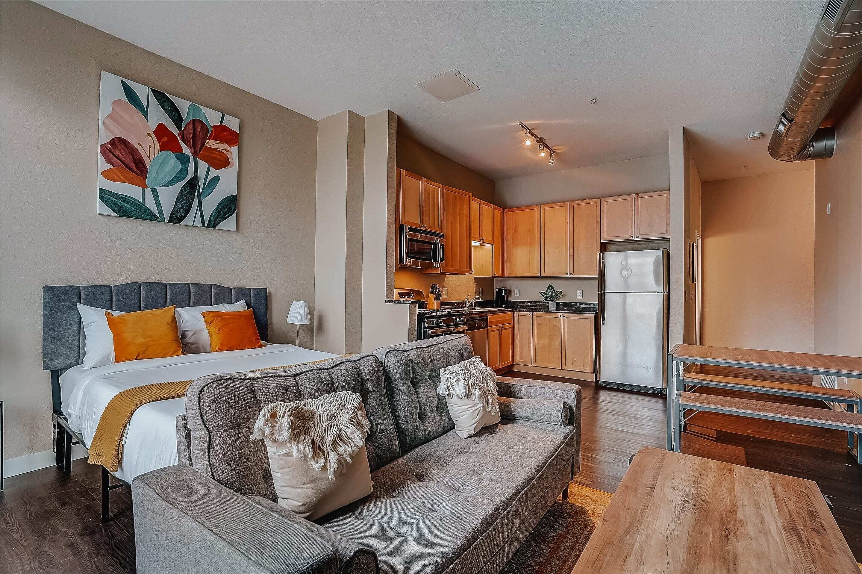 Frontdesk | Beautiful Calm Studio Apt near Uptown