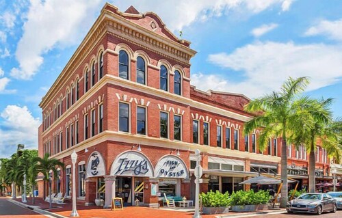 5027 Fairfield Dr - Paradise Palms 3 Bedroom Home by RedAwning