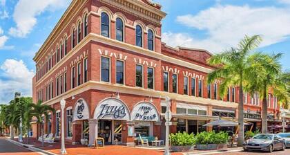 5027 Fairfield Dr - Paradise Palms 3 Bedroom Home by RedAwning