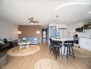 公寓客房, 2 間臥室 | 起居區 | 電視