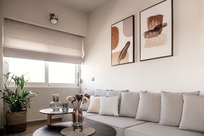 Leilighet – superior, byutsikt | Oppholdsområde | En 55-tommers smart-TV med Parabol-TV samt TV og Netflix