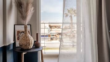 Apartamento superior, vista para a cidade | Vista do quarto