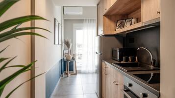 Apartamento superior, vista para a cidade | Cozinha privada | Geladeira grande, micro-ondas, fogão, máquina de café expresso