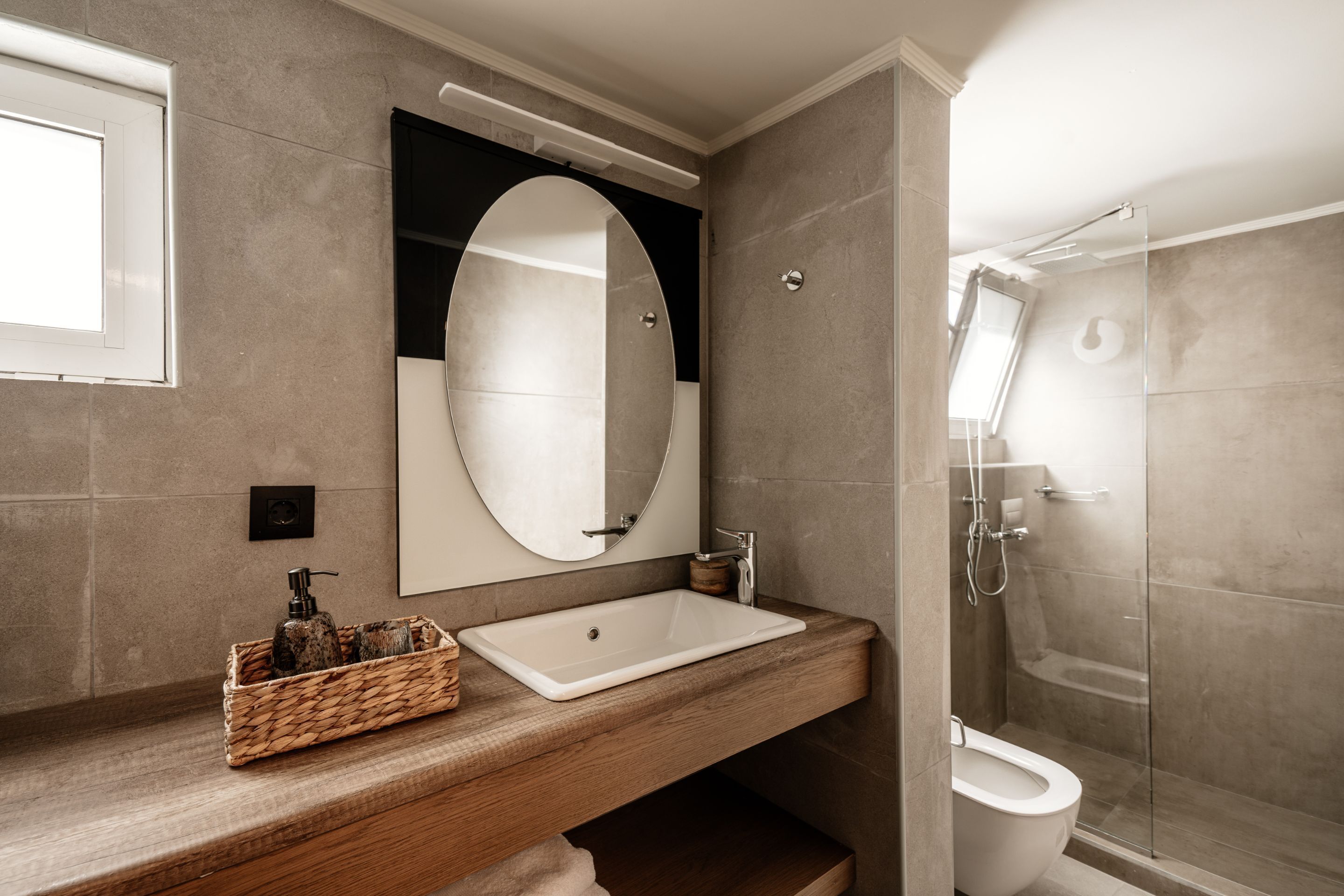 Superior Studio, City View | Bathroom | Shower, rainfall showerhead, hair dryer, towels