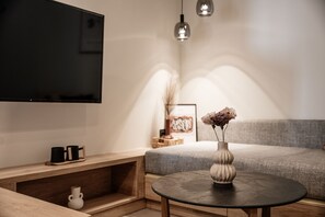 City Apartment, Ground Floor | Living area