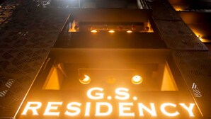 L’enseigne lumineuse de G.S. Residency, dotée d’une architecture moderne.