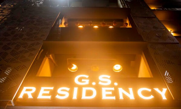 L’enseigne lumineuse de G.S. Residency, dotée d’une architecture moderne.