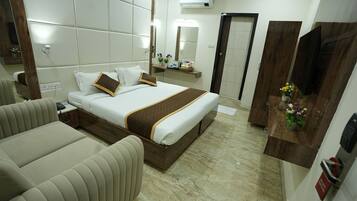 أغطية فراش متميزة وأسرّة بطبقة علوية مريحة وخزنة داخل الغرفة