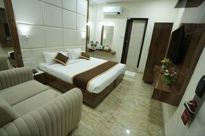 Deluxe Double Room | Premium bedding, pillowtop beds, in-room safe, individually furnished