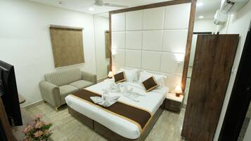 Family Suite | Premium bedding, pillow-top beds, in-room safe, individually furnished