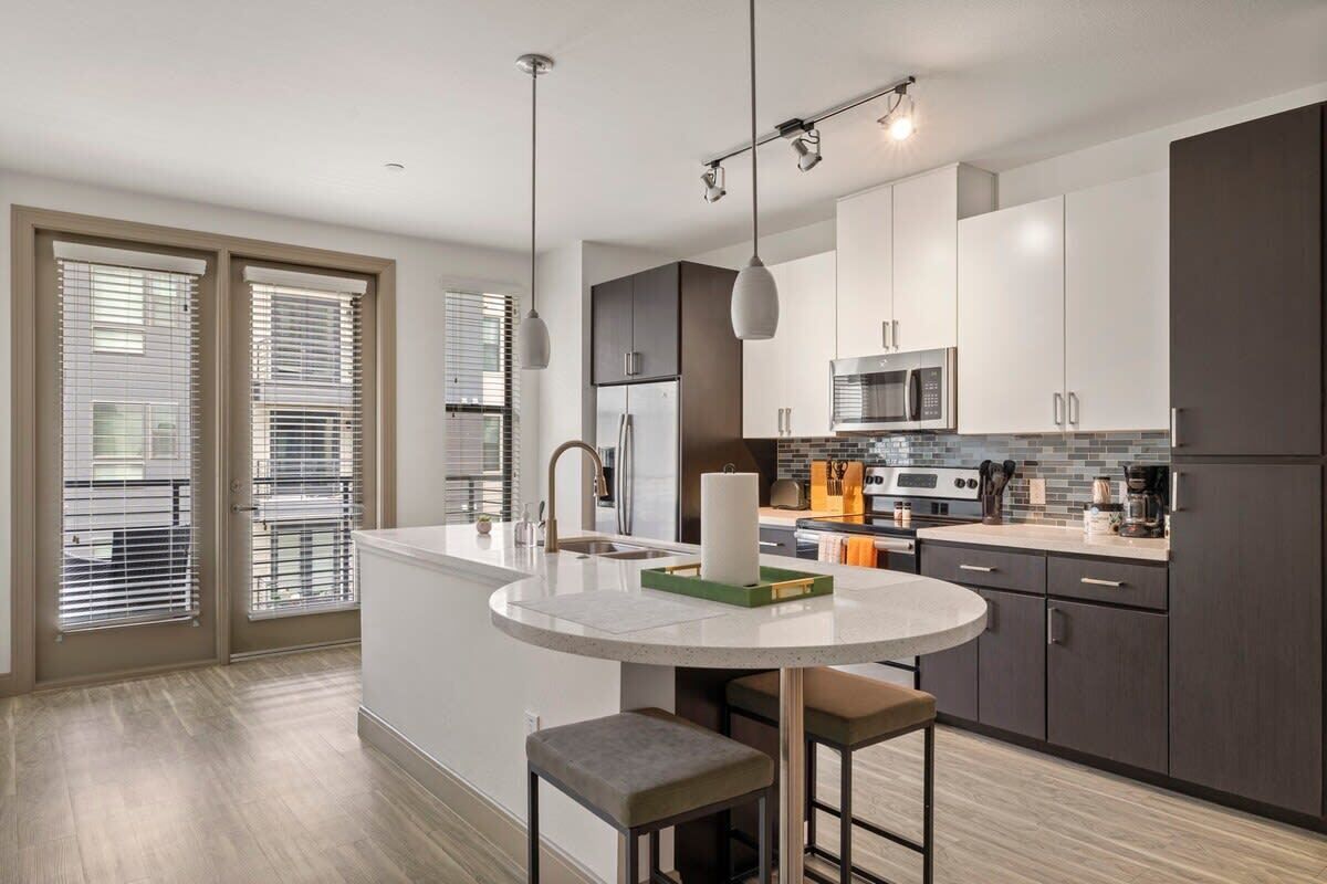 ثلاجة، ميكروويف، فرن، موقد طهي مسطح