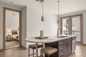 4 bedrooms, iron/ironing board, WiFi, bed sheets - TWO Modern Waterfront CozySuites sidebyside (Tempe)