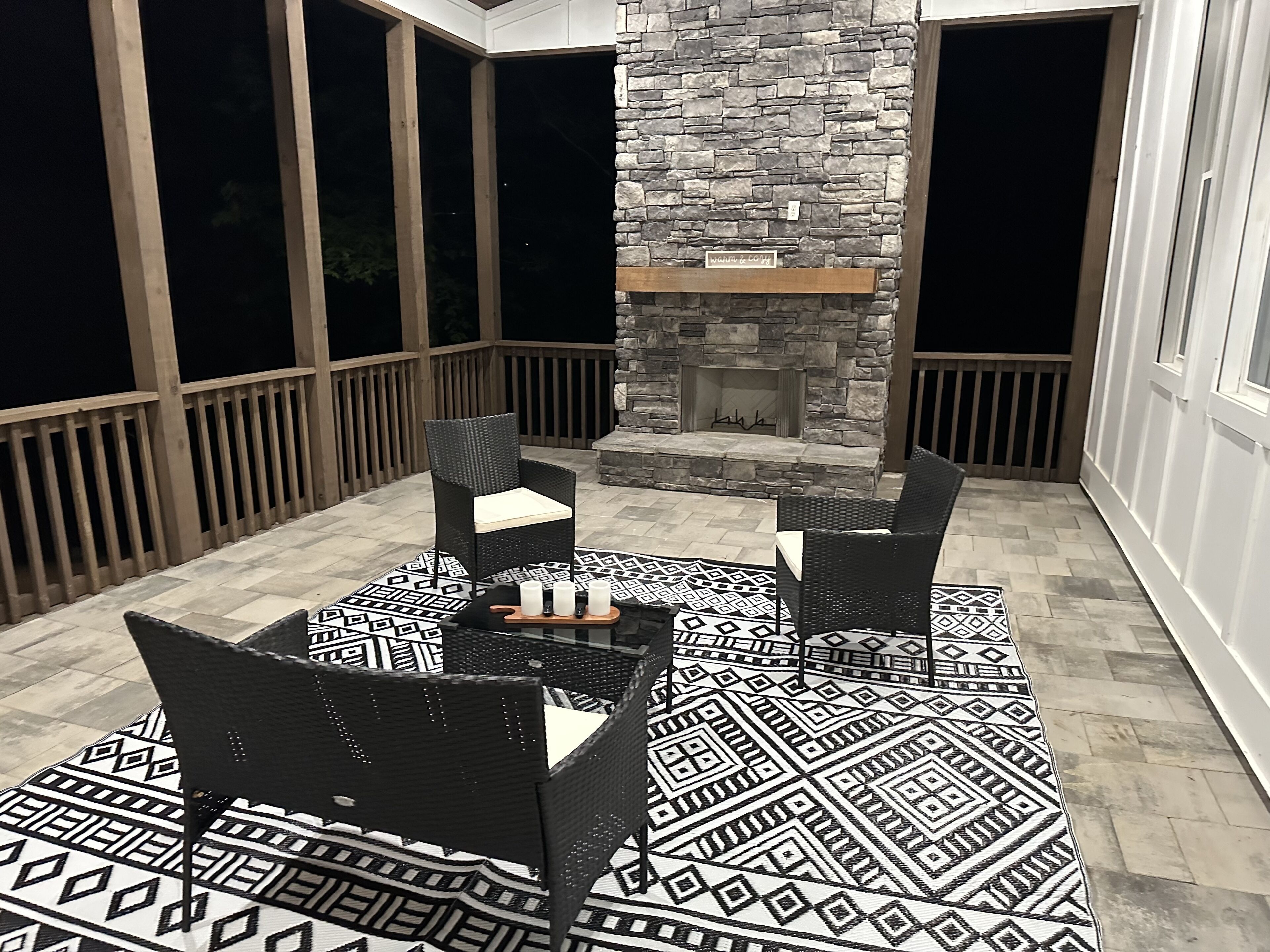 Relaxing LAKE OASIS! Enjoy the lake, outdoor fireplace, sleeps 9 comfortably.