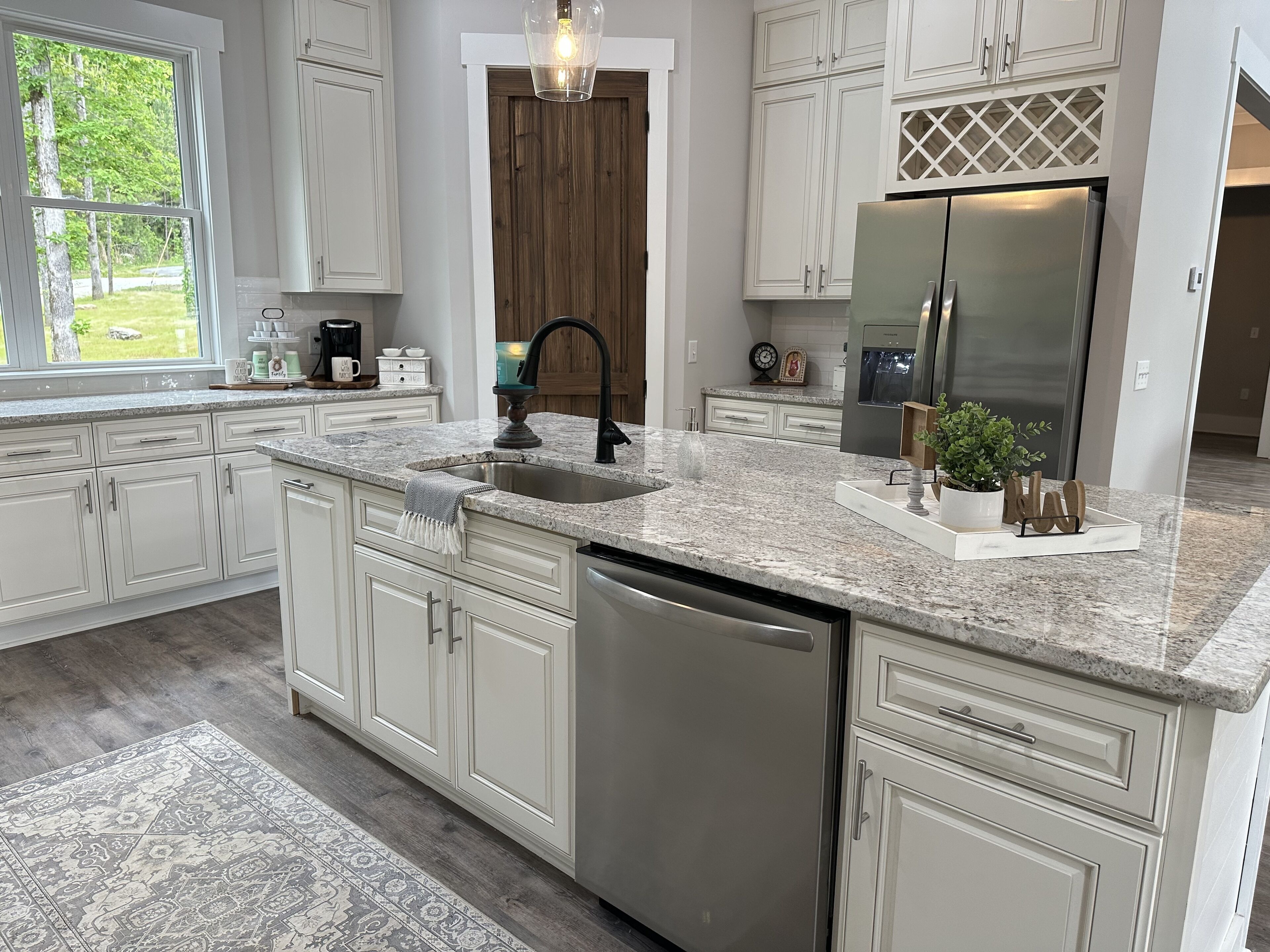 Relaxing LAKE OASIS! Enjoy the lake, outdoor fireplace, sleeps 9 comfortably.