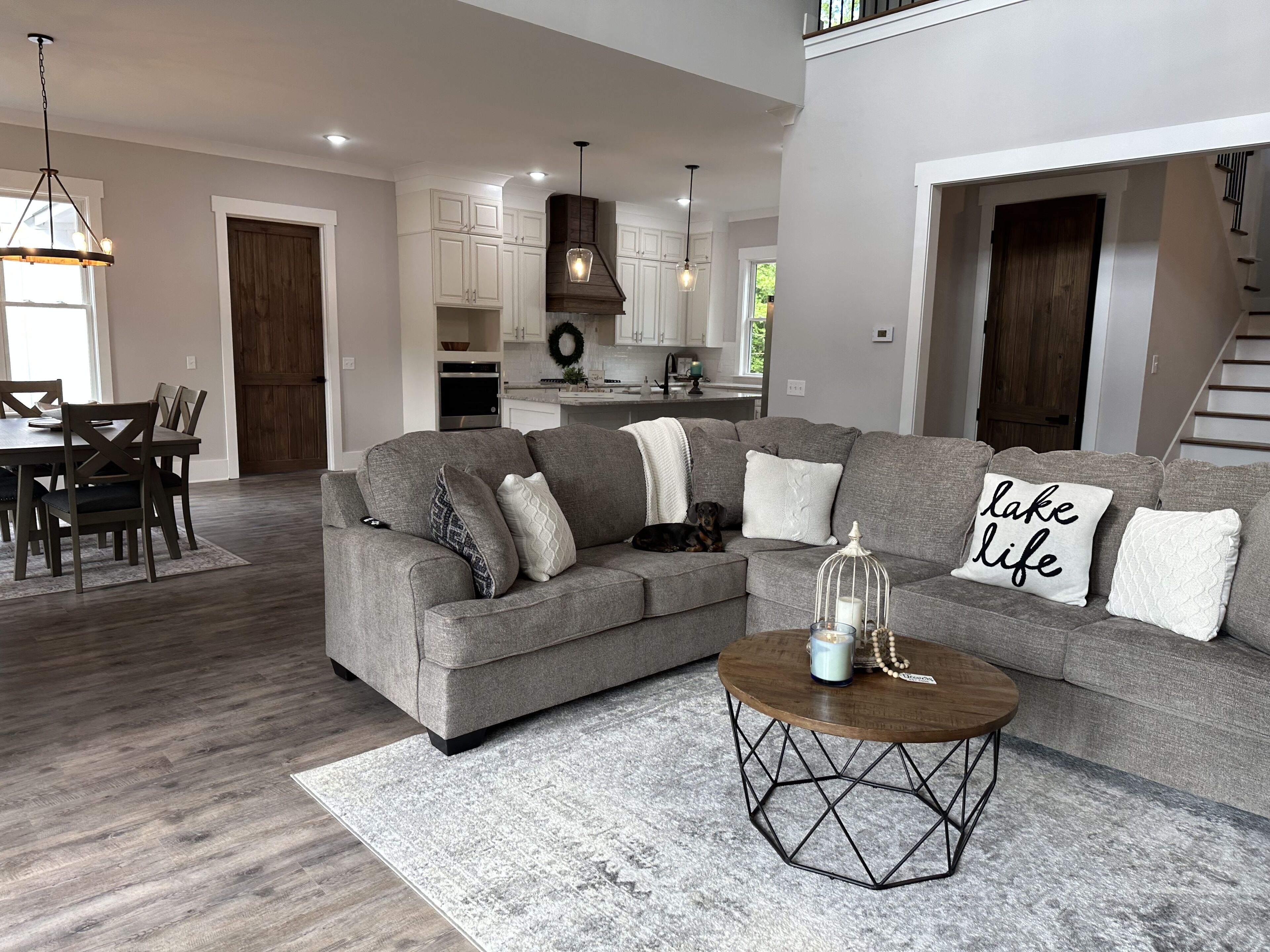 Relaxing LAKE OASIS! Enjoy the lake, outdoor fireplace, sleeps 9 comfortably.